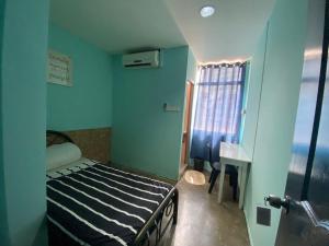 Postel nebo postele na pokoji v ubytování CheckInn Express Kuching