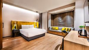 Habitación de hotel con cama y sofá en Lamartine Hotel en Estambul