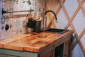 Eldhús eða eldhúskrókur á Klidný Kout glamping