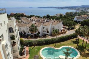 - une vue aérienne sur une maison avec une piscine dans l'établissement Jabeque 1 Dormitorio, à Estepona