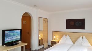 En TV eller et underholdningssystem på Hotel Sommerer - inklusive Joker Card im Sommer