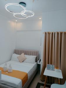 een slaapkamer met een bed en een rookmelder bij Elizabeth Hotel - Naga in Pili