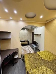 ティラスポリにあるКвартира в центре города Тирасполь! Тихий и удобный район!のベッド2台とデスクが備わる客室です。