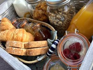 una cesta de comida con pan y tarros de mermelada en Willow Lodge Hambleton, en Poulton le Fylde