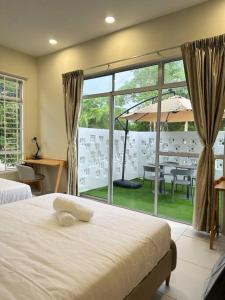 ウル・ティラムにあるHeliconia Design Home With Pool BBQ KTV JB AEON Tebrauのベッドルーム1室(ベッド1台付)、パティオ(パラソル付)