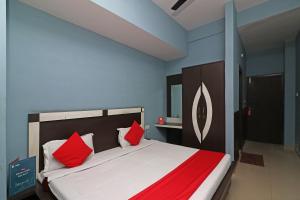 Ein Bett oder Betten in einem Zimmer der Unterkunft OYO Hotel Crown Tower