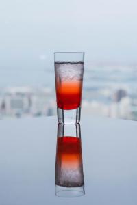 神戸市にあるANAクラウンプラザホテル神戸のガラスの液体がテーブルに座っている