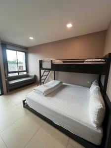 Un pat sau paturi într-o cameră la NORN Rimkhlong Bangkok นอนริมคลอง
