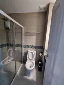 een kleine badkamer met een toilet en een wastafel bij NORN Rimkhlong Bangkok นอนริมคลอง in Bangkok Noi