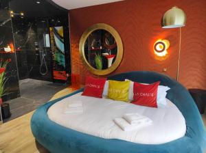 una camera da letto con un letto blu e asciugamani di Résidence La Chaize a Noirmoutier-en-l'lle