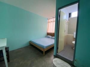 Postel nebo postele na pokoji v ubytování CheckInn Express Kuching
