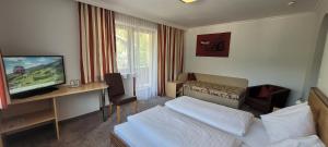 En TV eller et underholdningssystem på Hotel Sommerer - inklusive Joker Card im Sommer