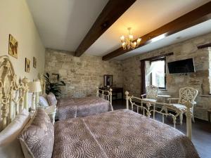 ein Schlafzimmer mit zwei Betten, einer Couch und einem Tisch in der Unterkunft Griffon Hotel in Yenifoça