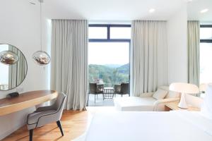 um quarto de hotel com uma cama e uma secretária em The RIYAZ Lavanya em Pantai Cenang