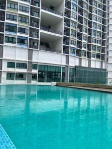 uma piscina vazia em frente a um prédio em Orak Villa @ I-City Golden Triangle em Shah Alam mais 3 fotografias