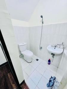 ein Badezimmer mit Toilette und Waschbecken in der Unterkunft 3 Bedroom House near Davao Airport in Davao City