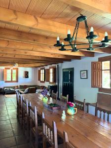 un comedor con una gran mesa de madera y sillas en The Wild Olive Andalucía Agave Guestroom, en Casares