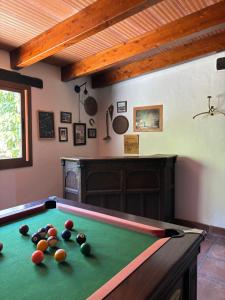 una mesa de billar con pelotas en una habitación en The Wild Olive Andalucía Agave Guestroom, en Casares