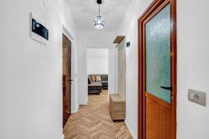 pasillo con puerta y sala de estar en Sam's apartment en Berat