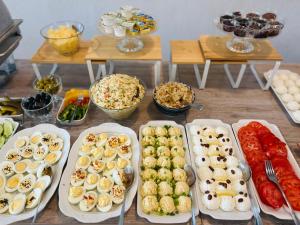 een tafel met veel verschillende soorten voedsel op bij Ośrodek Wczasowy Alicja in Ustka