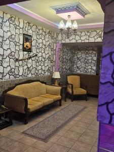una sala de estar con un sofá y dos sillas en Lila butık hotel alanya, en Alanya 21 fotos más