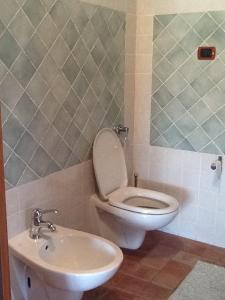 La salle de bains est pourvue de toilettes et d'un lavabo. dans l'établissement B&B Casa Gori, à Greve in Chianti