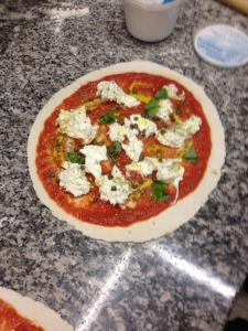 una pizza sentada sobre una mesa en B&B Casa Gori, en Greve in Chianti