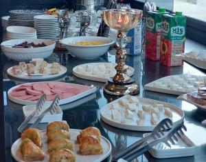 فندق نابوليون في إسطنبول: طاولة مليئة بأطباق الطعام على طاولة