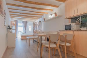 a kitchen and dining room with a table and chairs at Sweet Sedassos in Tarragona