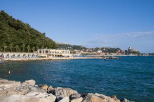 a large body of water with people on a beach at Hotel San Terenzo in Lerici
