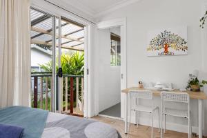 a bedroom with a bed and a table and chairs at Quadruple Ensuite Room - Nearby Stations & Shops in Regents Park