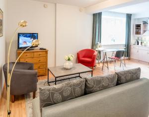 una sala de estar con un sofá y una mesa en Wilde Guest Apartments Ülikooli 6, en Tartu