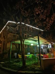 Paradise Boutique hotel في باموكالي: فناء مع طاولة وكراسي في الليل
