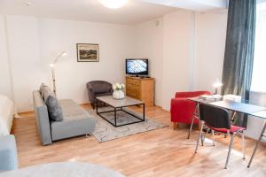 een woonkamer met een bank en een tafel bij Wilde Guest Apartments Ülikooli 6 in Tartu