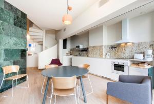 Kuchyň nebo kuchyňský kout v ubytování Aspasios City Oasis Apartments