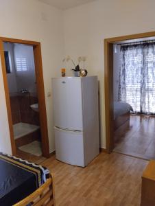 une cuisine avec un réfrigérateur blanc dans une pièce dans l'établissement Apartments Andrea, à Drvenik