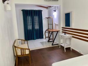 um quarto com uma cama, uma cadeira e uma mesa em HOTEL ONE SIXTY by Luxotic Vacations em Karagampitiya