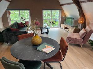 济里克泽De Haven的带桌椅的客厅