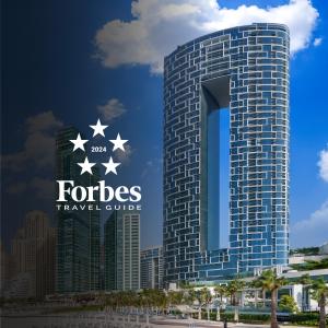 uma representação de um edifício alto com estrelas sobre ele em Address Beach Resort em Dubai
