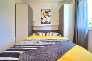 クルクにあるApartment SARAのベッドルーム1室(黄色と青の毛布付きのベッド1台付)