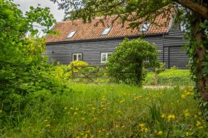Garður fyrir utan Dedham Vale Cottage with Swimming Pool - Yew Tree Barn