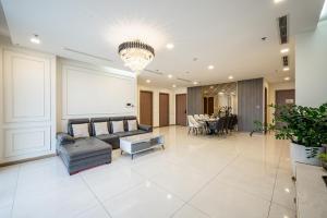 ホーチミン・シティにあるVinhomes Residences Luxury Suiteのソファとテーブルのあるリビングルーム +37枚の写真