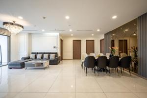 ホーチミン・シティにあるVinhomes Residences Luxury Suiteのリビングルーム(テーブル、椅子、ソファ付)