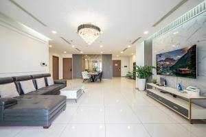 ホーチミン・シティにあるVinhomes Residences Luxury Suiteの広いリビングルーム(ソファ、テレビ付)
