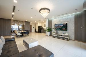 ホーチミン・シティにあるVinhomes Residences Luxury Suiteのソファとテーブルのあるリビングルーム