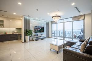 ホーチミン・シティにあるVinhomes Residences Luxury Suiteのソファとテーブルのあるリビングルーム