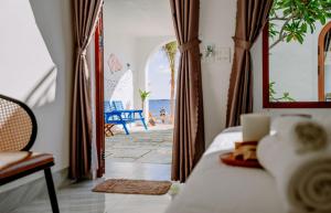 ein Schlafzimmer mit Bett und Meerblick in der Unterkunft BE Villa - Phu Quy Island in Cu Lao Thu