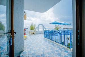 eine offene Tür zu einer Terrasse mit Blick auf das Wasser in der Unterkunft BE Villa - Phu Quy Island in Cu Lao Thu