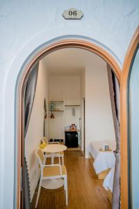 ein kleines Zimmer mit einem Tisch und einem Bett in der Unterkunft BE Villa - Phu Quy Island in Cu Lao Thu