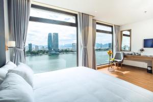 Postel nebo postele na pokoji v ubytování Glamour Hotel Da Nang